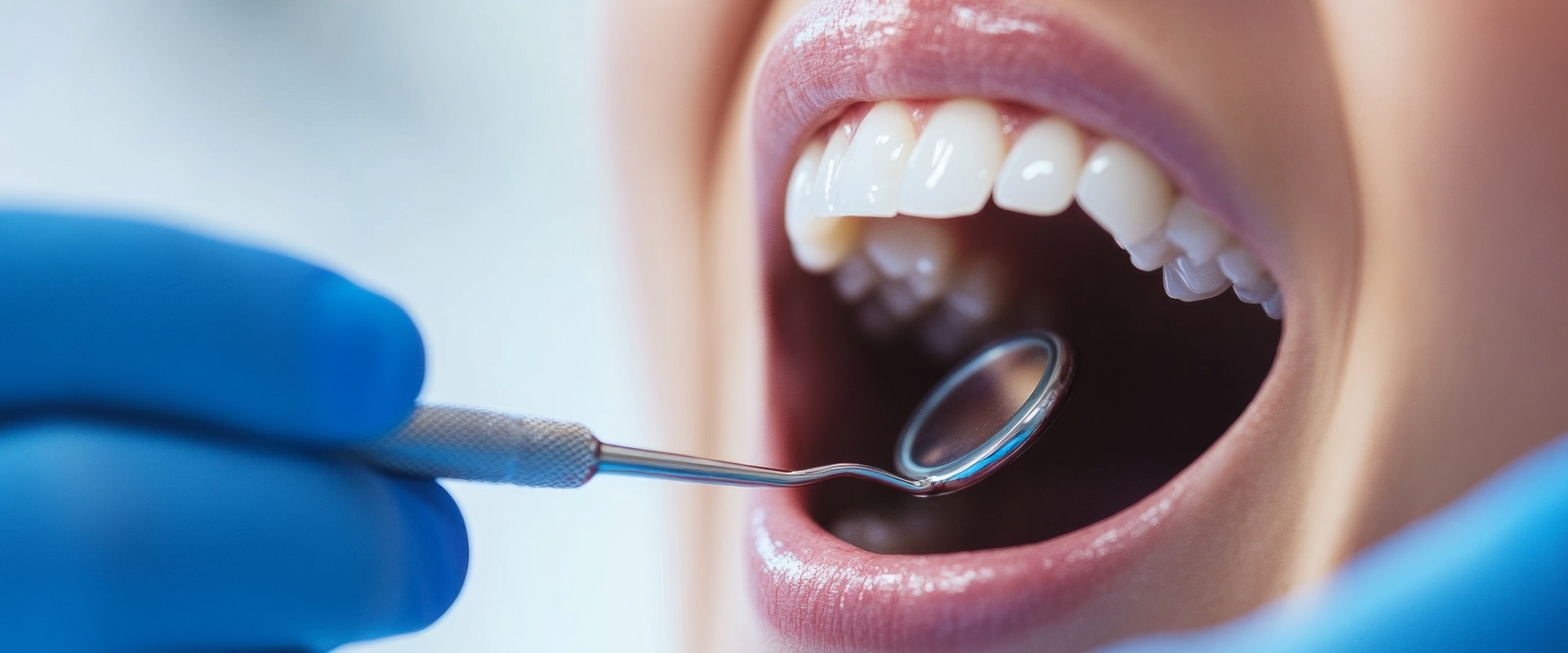 Eine Nahaufnahme einer zahnärztlichen Untersuchung. Der Zahnarzt tastet den Mund mit Präzision ab. Die Mundgesundheit ist wichtig für das allgemeine Wohlbefinden. Generative KI