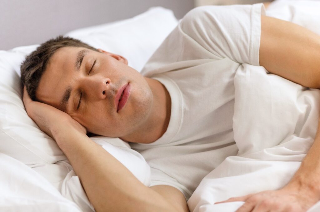 gutaussehender Mann schlafend im Bett