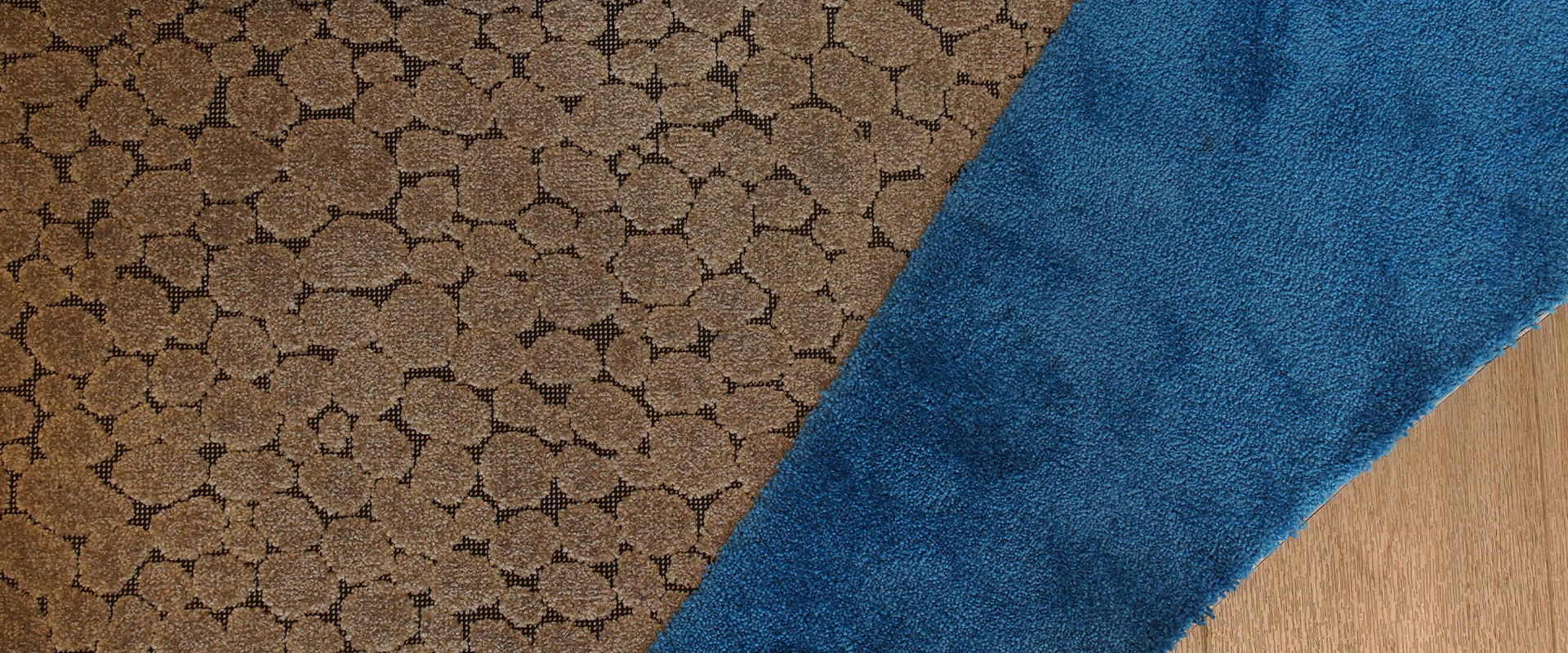 Braun-blauer Teppich mit geometrischem Muster, interessante Textur und Farbkontrast.