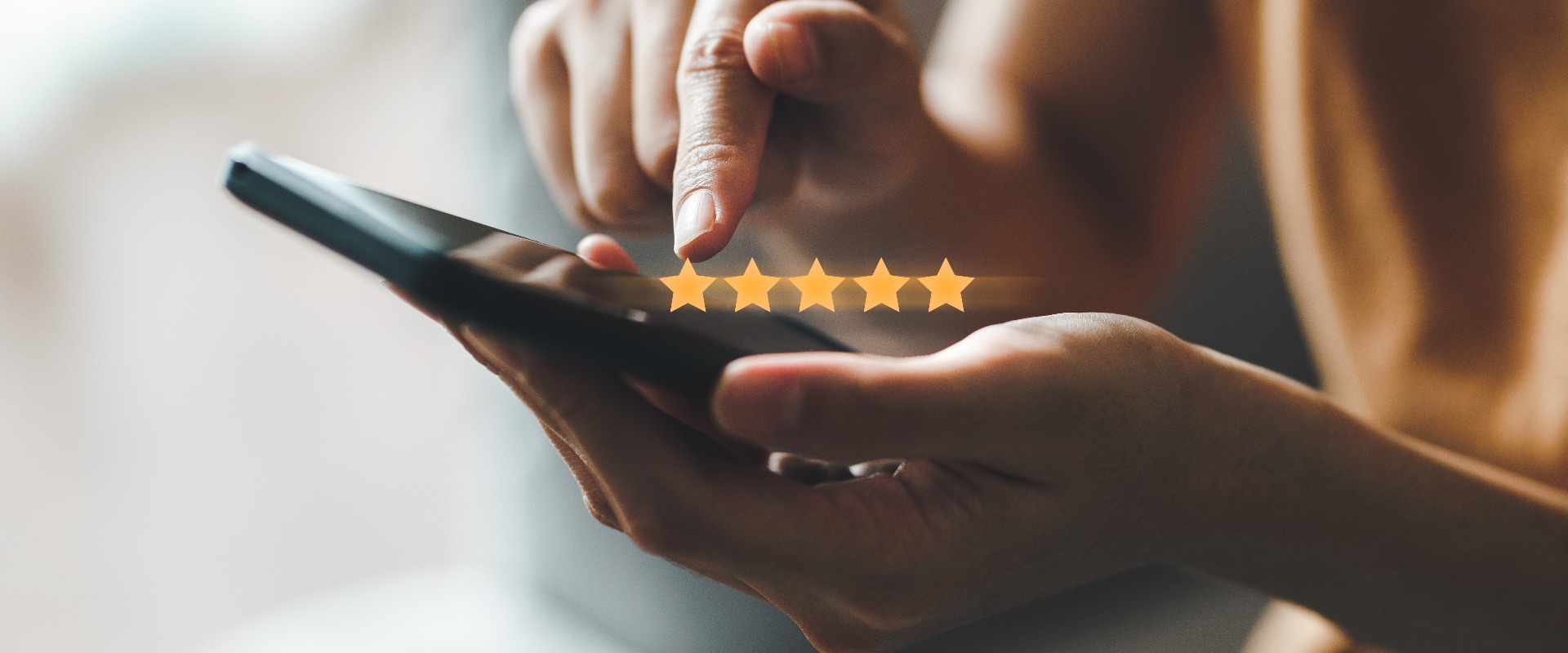 Nahaufnahme einer Kundin, die eine Fünf-Sterne-Bewertung auf smartpho